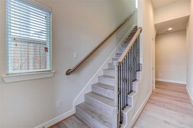 Building Photo - 730 Carriage Knls Dr