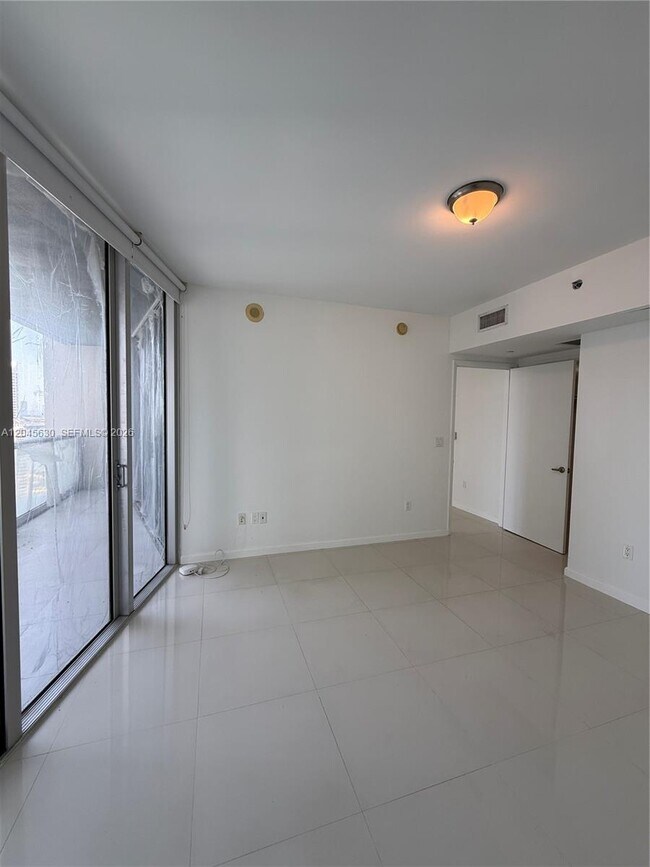 Building Photo - 495 Brickell Ave