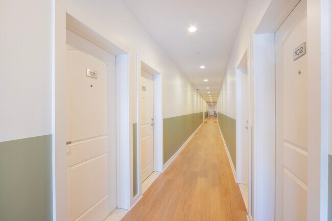 Building Photo - 1752 N Kingsley Dr.