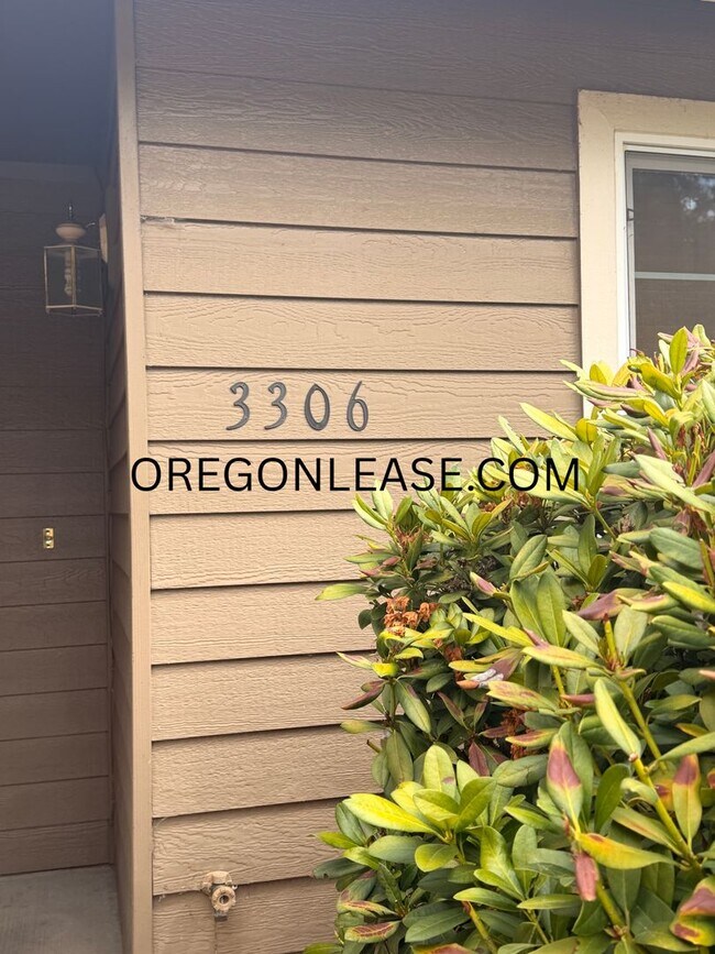 Building Photo - 2 Bedroom Duplex in North Eugene