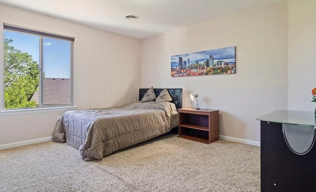 Building Photo - Huge room in a large shared home, private ...