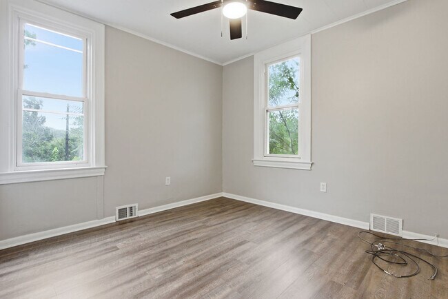 Building Photo - 29 E Orchard Ave
