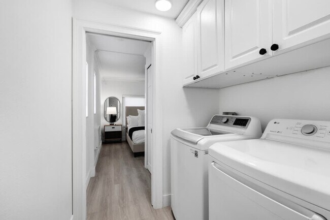 Building Photo - 704 NE 2nd St