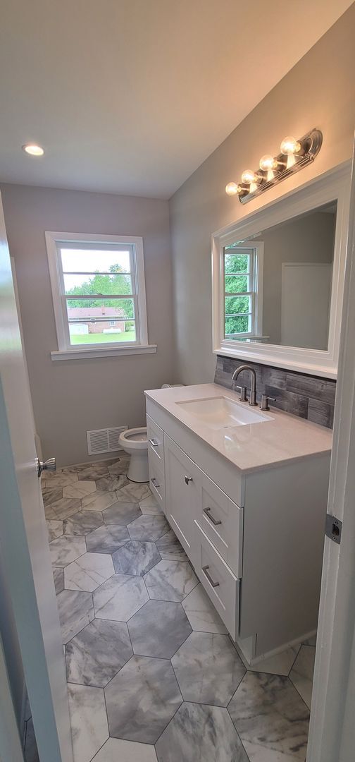 Building Photo - Move In Ready Home- Close to 95 - Easy Commute to local Shopping, Restaurants, and Interstate.