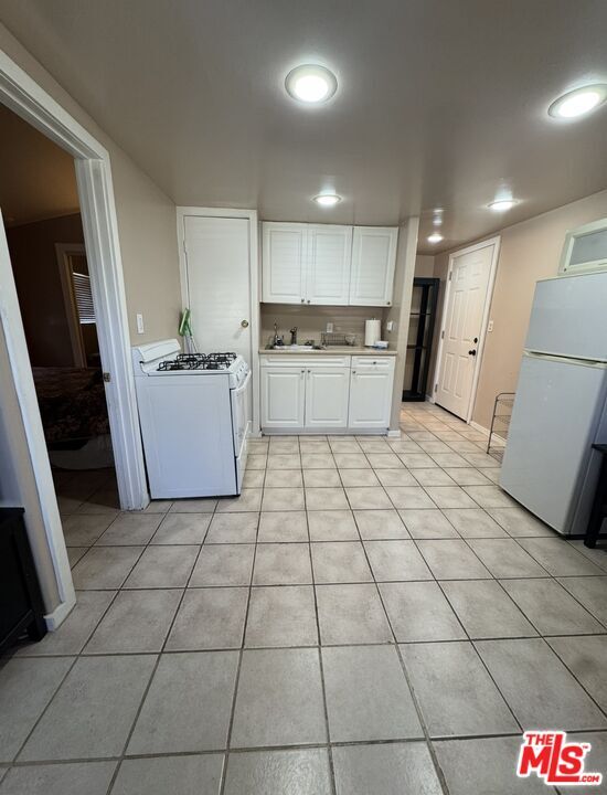 Building Photo - 12340 Moorpark St