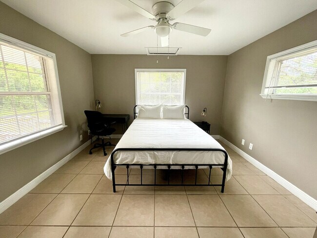 Building Photo - 905 Buena Vista Dr