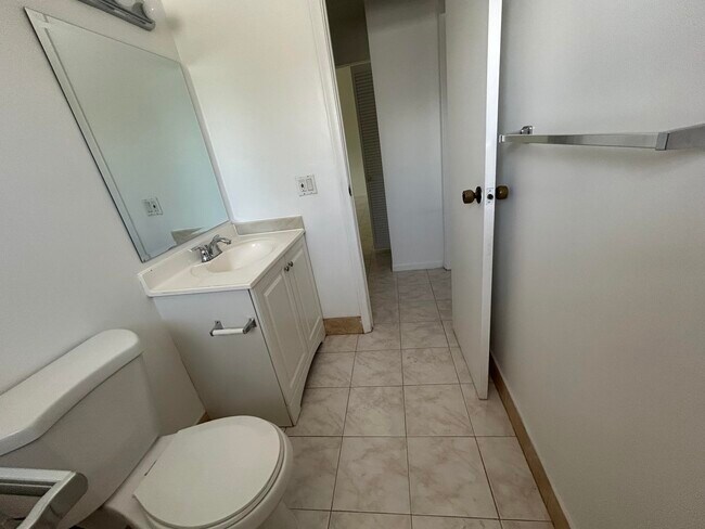 Building Photo - 6140 SW 41st Ct