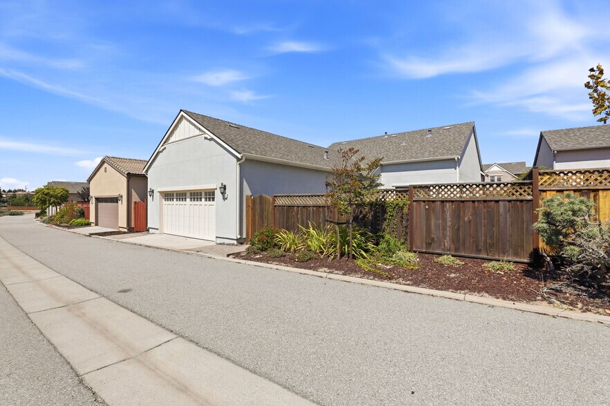 Building Photo - 2964 Bluffs Dr