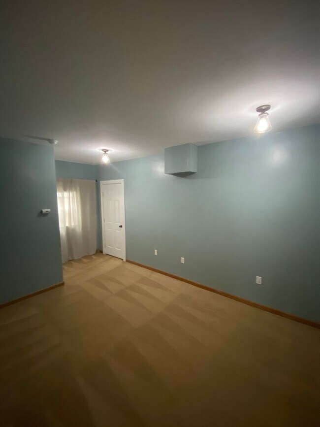 Building Photo - Charming 3 bed + bonus, 2 bath rambler - M...