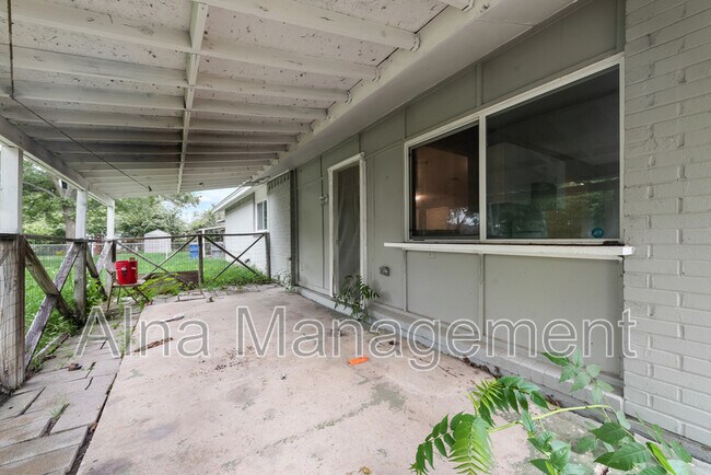 Building Photo - 1406 Willowbrook St