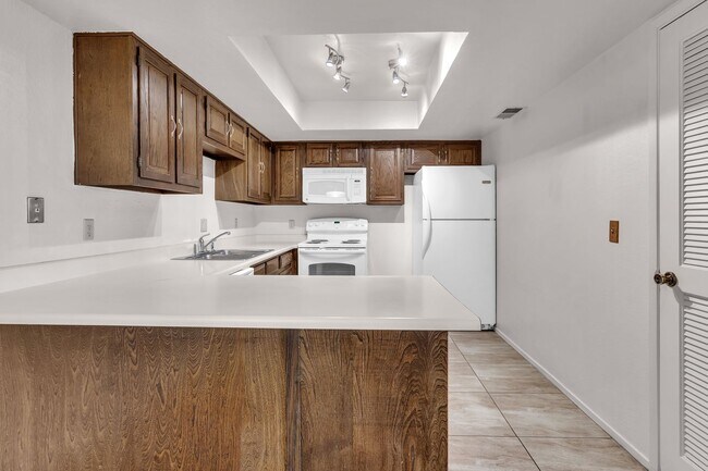 Building Photo - 2bed, 2bath condo with W/D, Balsony and river access