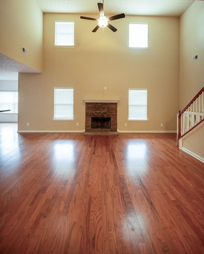 Building Photo - Beautiful home available today!