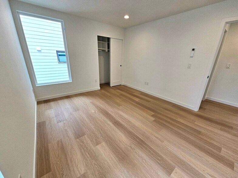 Building Photo - 922 16th Ave