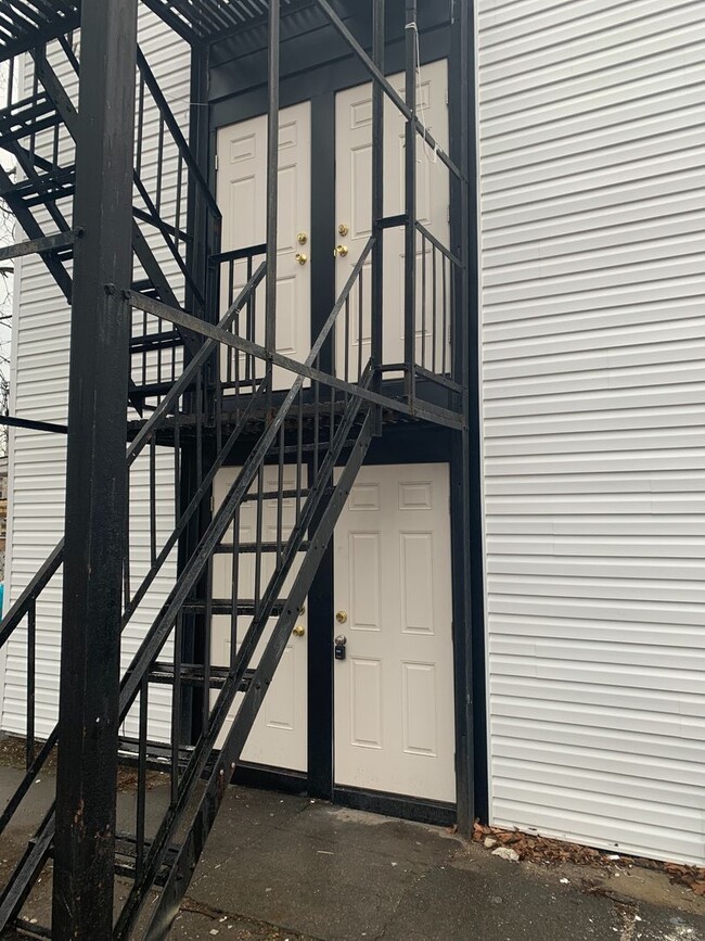 Building Photo - Video in Photos! Downtown York 2 Bedroom-1st Floor