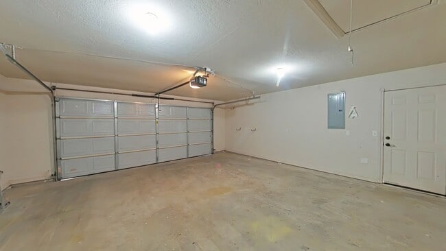 Building Photo - 319 SW Coral Ave
