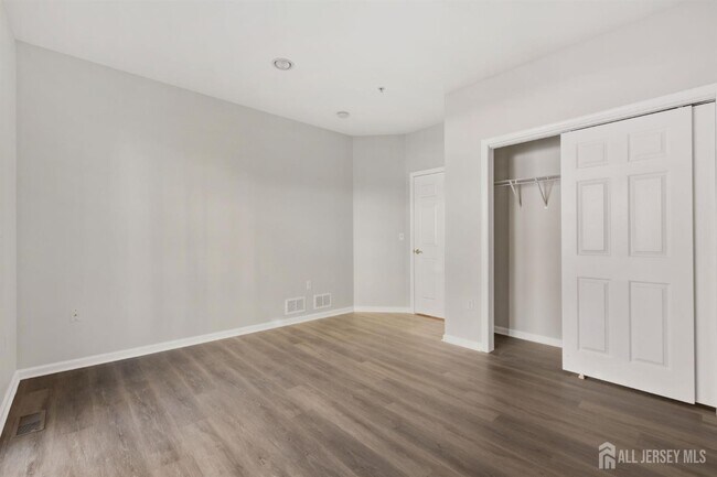 Building Photo - 102 Forest Dr