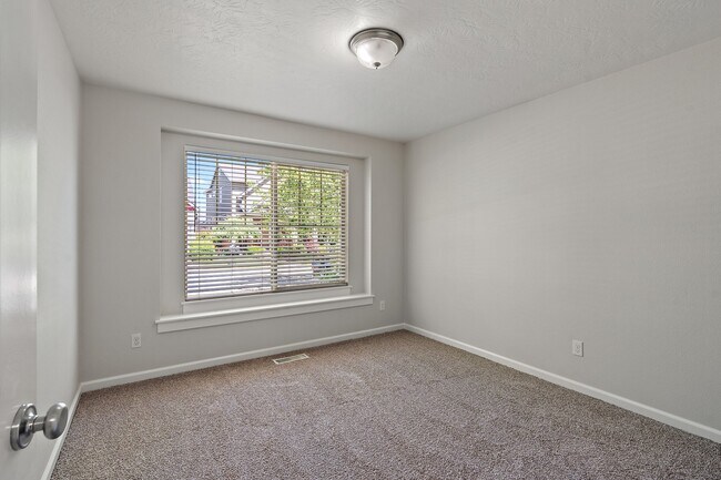 Building Photo - 409 W Peck St
