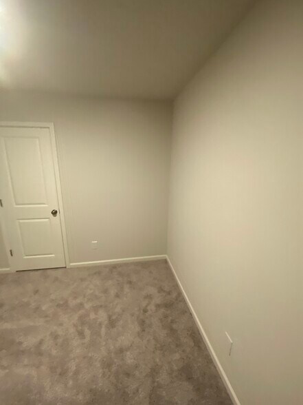 Building Photo - 427 Silo Ct