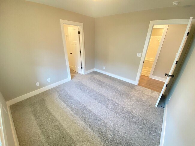 Building Photo - For Lease - 3BR, 2.5BA, 2300sqft home (Gallatin)