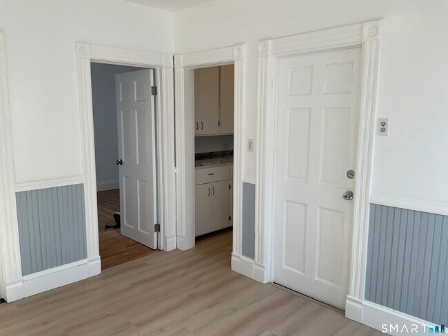 Building Photo - 13 Alger St