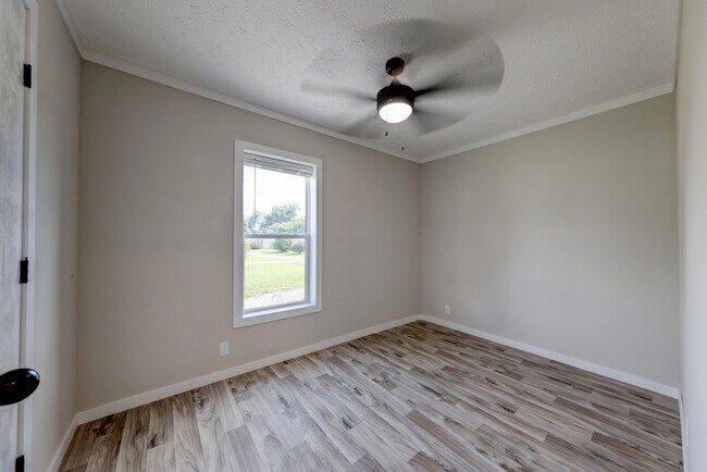 Building Photo - 5233 Clarksville Rd