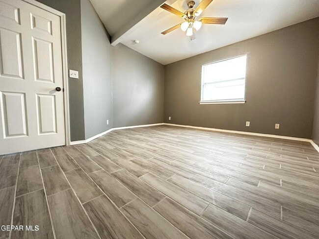 Building Photo - 421 Valle del Mar Dr