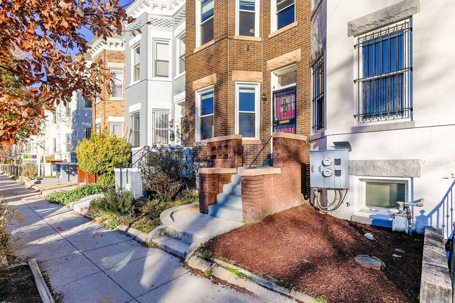 Building Photo - Fully Renovated 3 BR/1.5 BA Apartment in C...