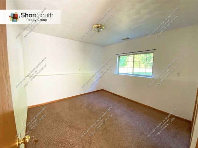 Building Photo - 4 bed 2 bath Single Family Home