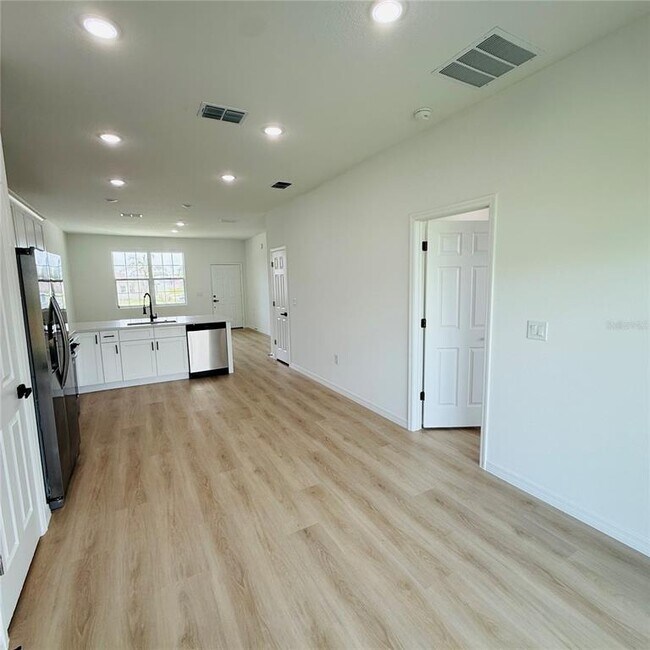 Building Photo - 602 Desmoines Ct