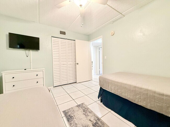 Building Photo - Coastal comfort awaits in this furnished 2Bedrooms / 2Baths condo in Daytona Beach!