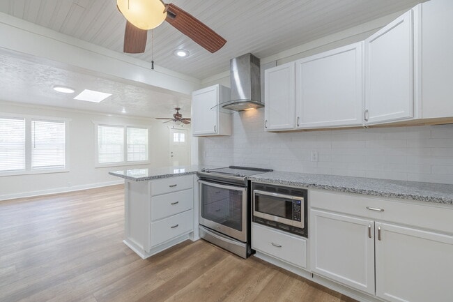 Building Photo - Beautiful Tech Terrace Home! Full of Chara...