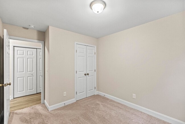 Building Photo - Large 3br Stonebay Townhome AVAILABLE NOW!