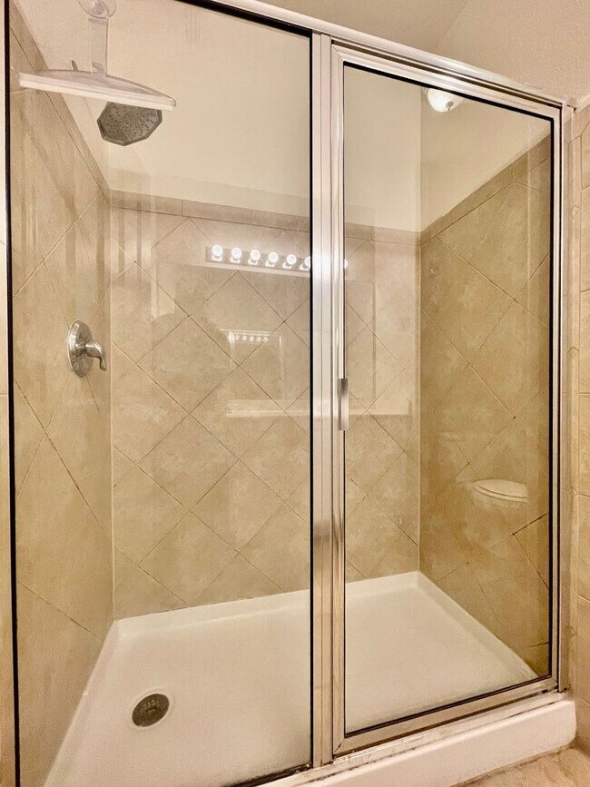 Building Photo - Superb Suburban Space! Multiple Living areas!