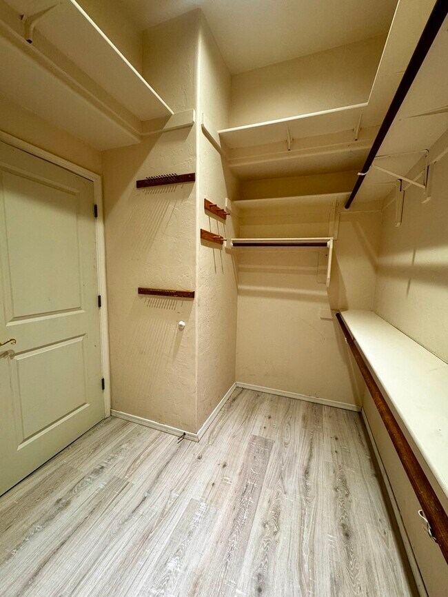 Building Photo - FOR RENT