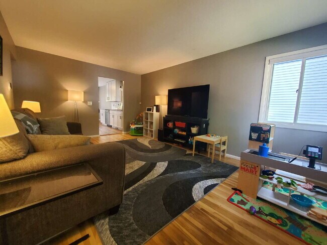 Building Photo - 4 bed 2 bath Comfortable and spacious single-family house, in NE Minneapolis