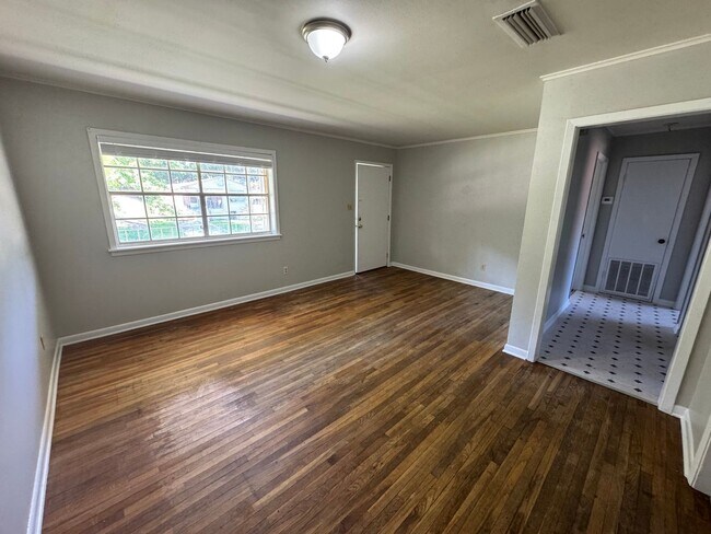 Building Photo - Lakeside Villa Apartment
