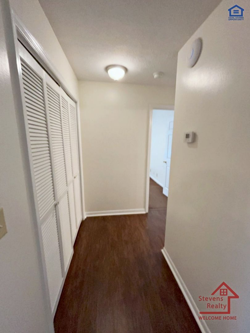 Building Photo - 409 Oriole Dr
