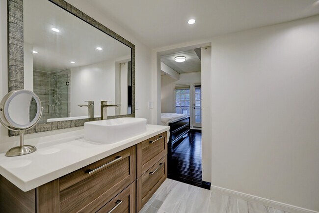 Building Photo - 2117 1/2 Hazard St