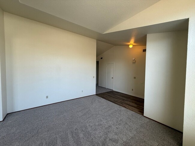 Building Photo - Spacious 4bed 2bath home in the Rio Linda/...