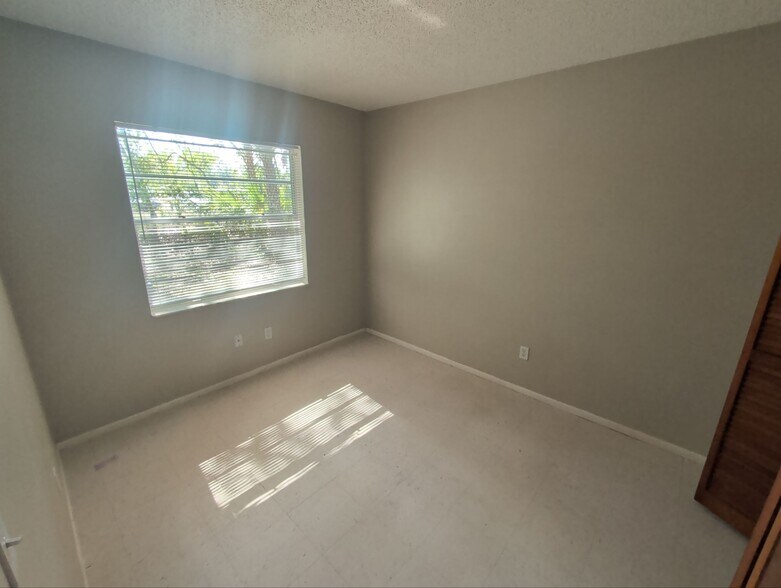 Building Photo - 2352 S Sandburg Pt