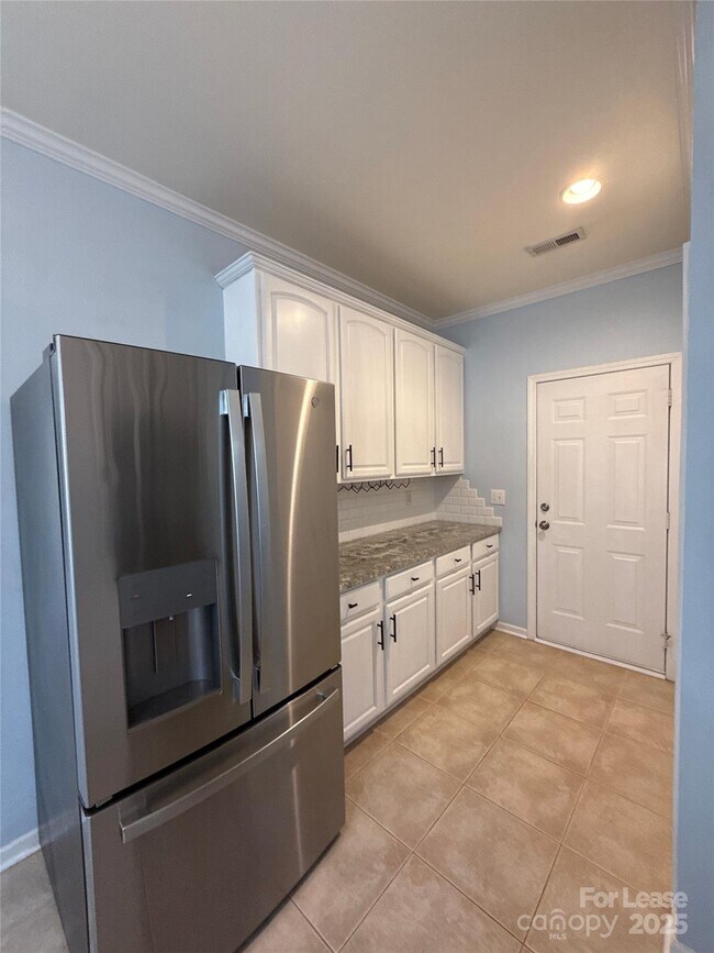 Building Photo - 10016 Highlands Crossing Dr