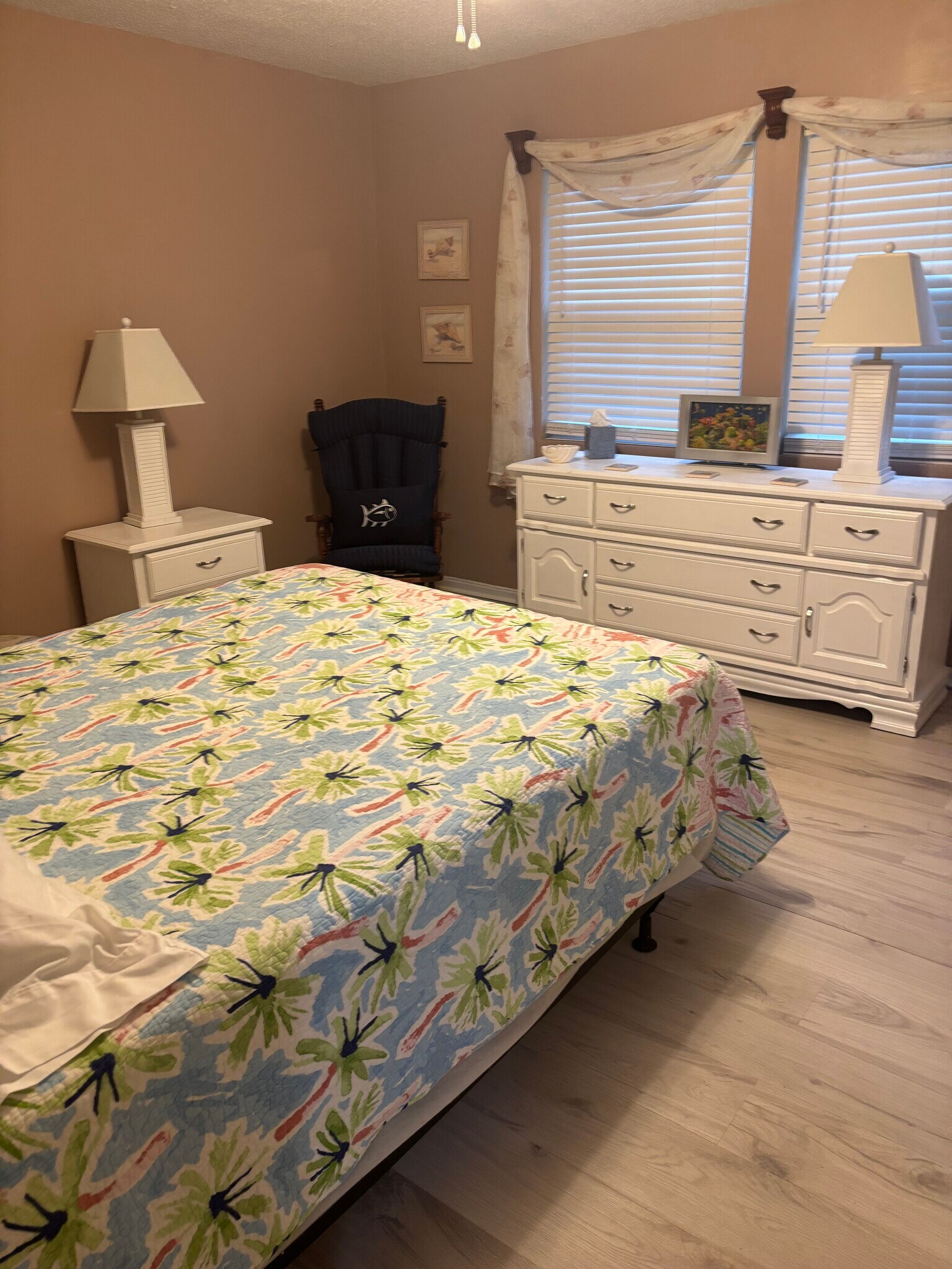 Large bedroom with Queen size bed. Two closets. - 614 4th Ave S