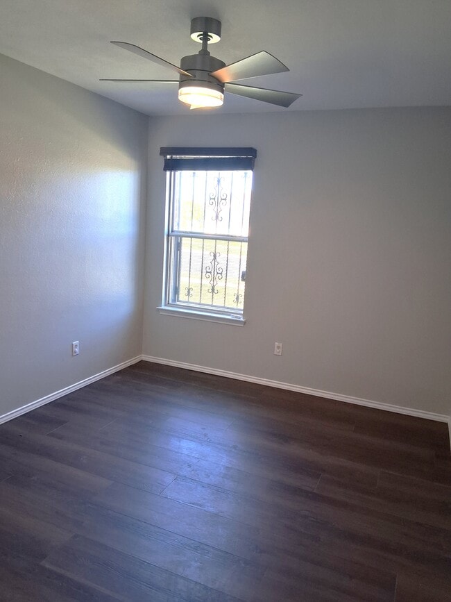 Building Photo - 4914 Parkwood Dr