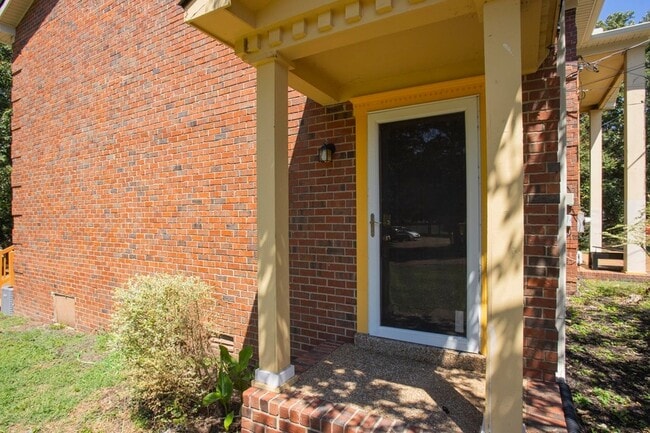 Building Photo - 718 Holder Dr