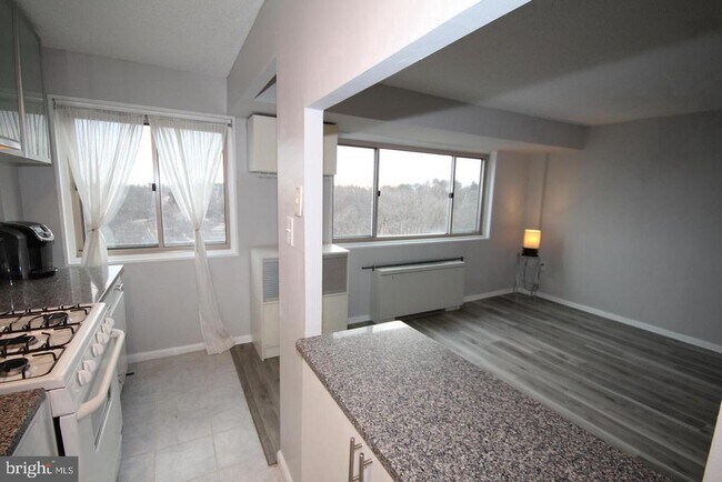 Building Photo - 2500 N Van Dorn St