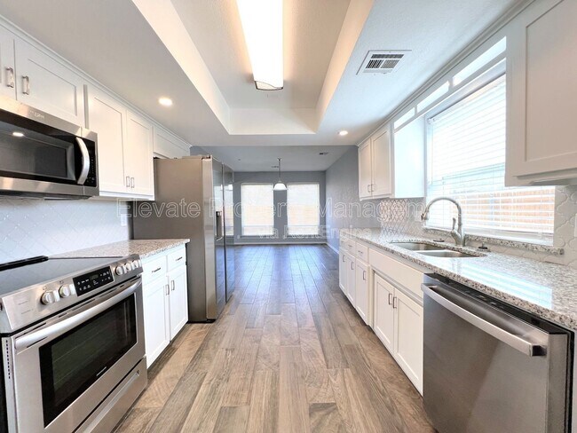 Building Photo - 12400 Doons Dr