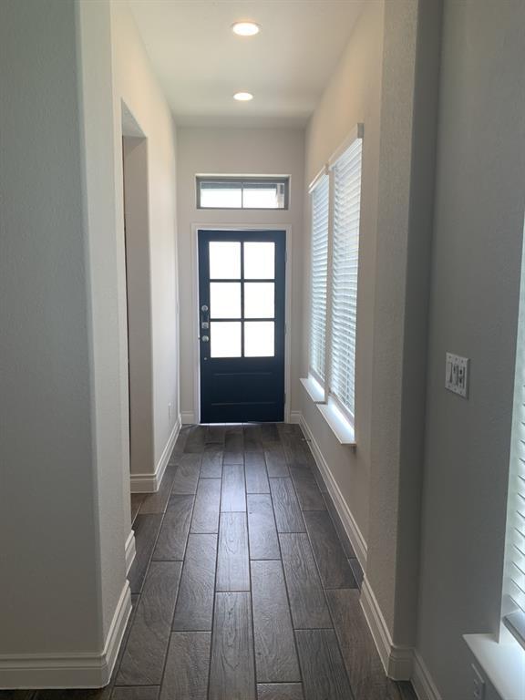 Building Photo - 221 Rosebush Dr