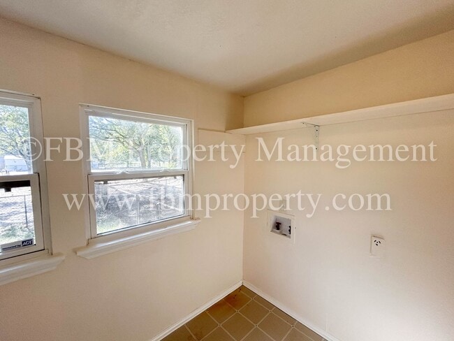 Building Photo - 10693 S Fm 148