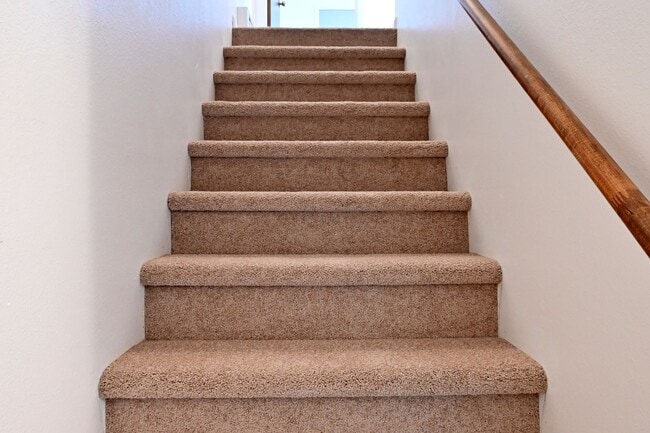 Building Photo - 2 bed 1 Bath townhouse