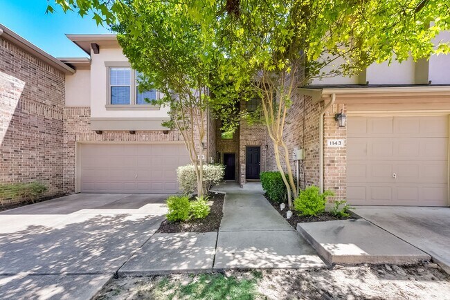 Building Photo - COMING SOON! CHARMMING 2 BEDROOM TOWNHOME ...